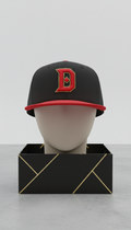 Gorra snapback roja en caja negra mate