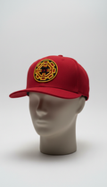 Gorra snapback roja con bordado dorado
